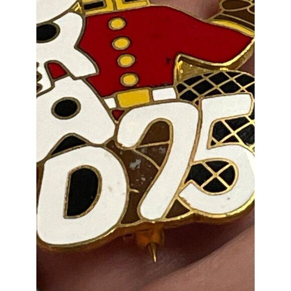 Vintage Graduation 1975 Enamel Pin By Balfour Beaver Dog Rare - Picture 8 of 10
